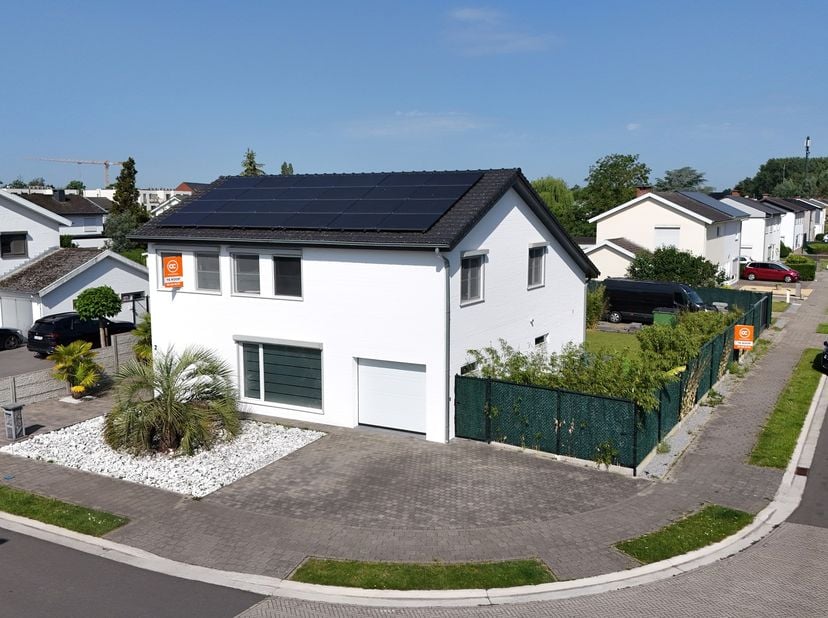 Voor meer info of een bezoek bel 0475757251 of mail philip@ocvastgoed.be<br />
<br />
Deze woning is gelegen in een rustige, groene woonwijk met vlott