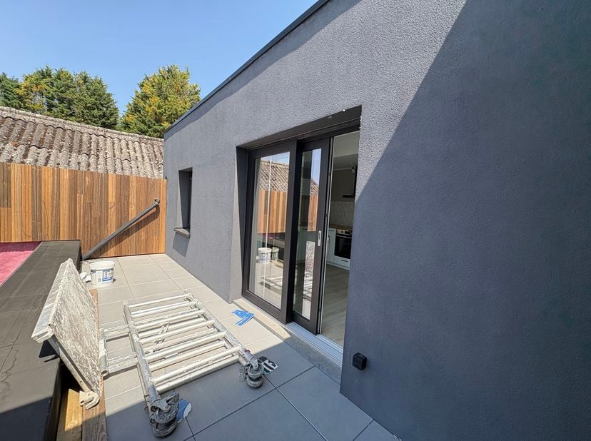 Dit moderne nieuwbouwappartement bevindt zich in een kleinschalig gebouw met een kantoorruimte op het gelijkvloers en slechts twee duplexappartementen