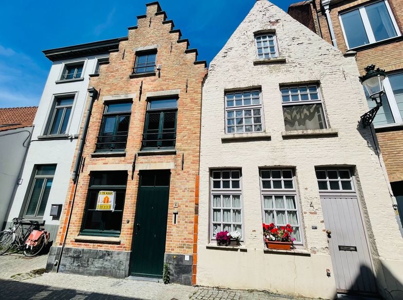 Brugge centrum, in charmante rustige straat ,op wandelafstand van alle winkels, tussen 't Zand en de Markt.<br />
NETTE KARAKTERVOLLE KNUSSE STADSWONI