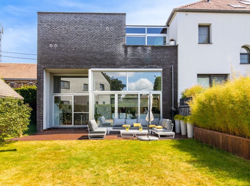 Naar deze, met licht overgoten, parel bent u al lang op zoek!<br />
Gebouwd met aandacht voor optimale lichtinval. Grote raampartijen en een open stru