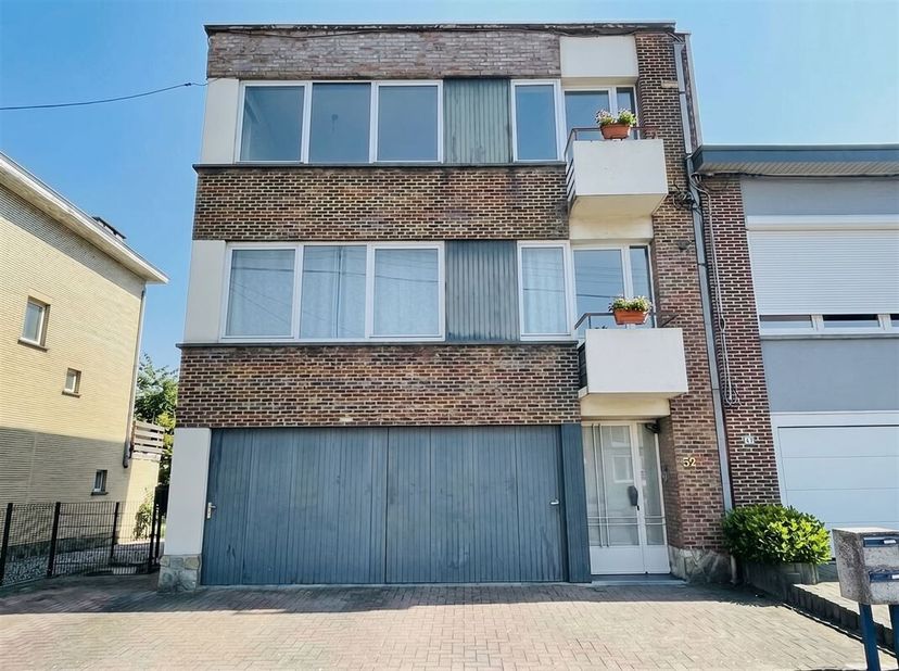 Au coeur du plateau d'Ans, dans un quartier très prisé, venez découvrir cet immeuble de rapport comprenant 2 appartements de 2 chambres avec garage pr