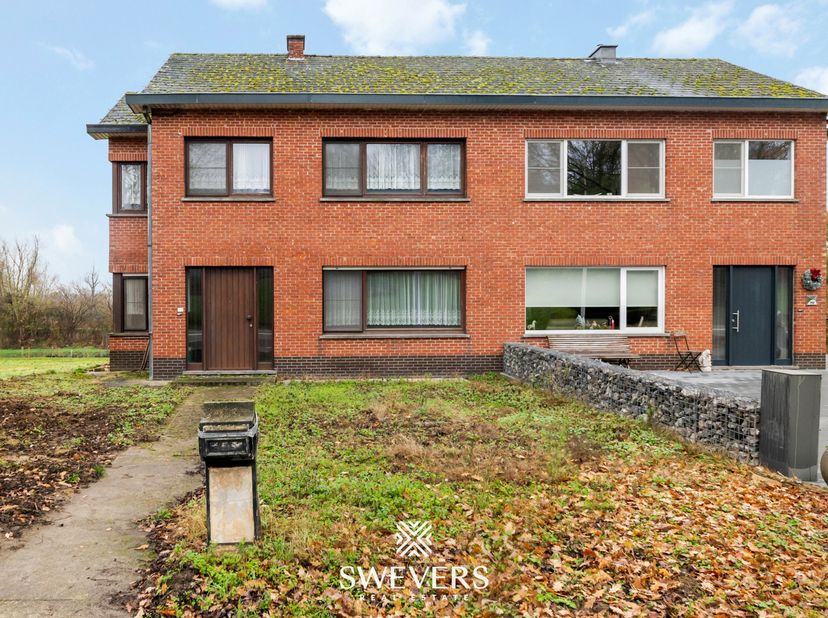 Voor meer info en foto’s, surf naar www.swevers.be – Op een toplocatie in Diest wacht deze halfopen bebouwing op een nieuwe eigenaar met visie. De won