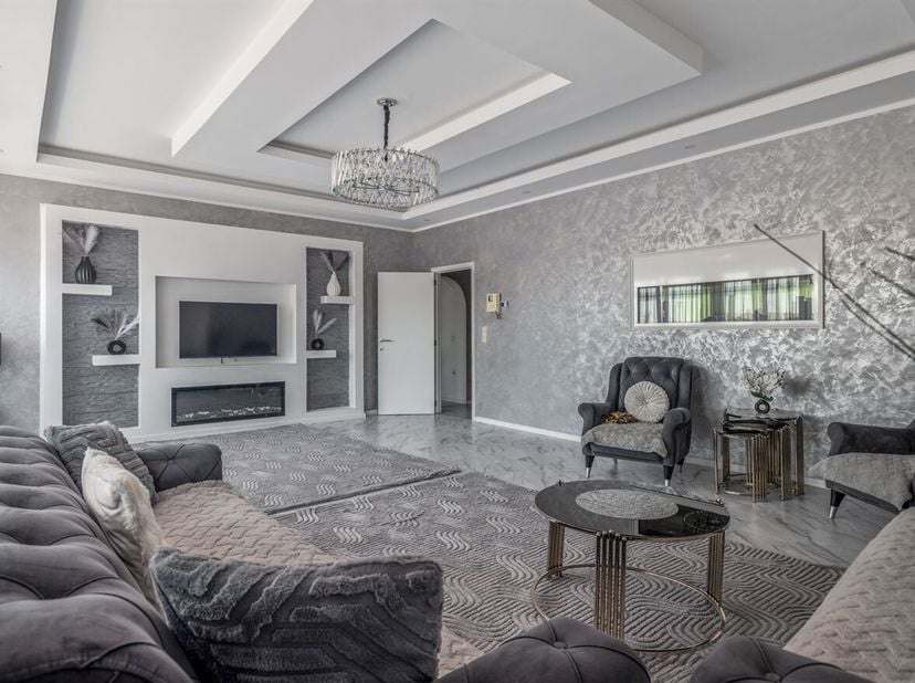 Dit prachtige, instapklare appartement bevindt zich op een toplocatie nabij het station van Lier. Het appartement werd in 2023 volledig gerenoveerd en