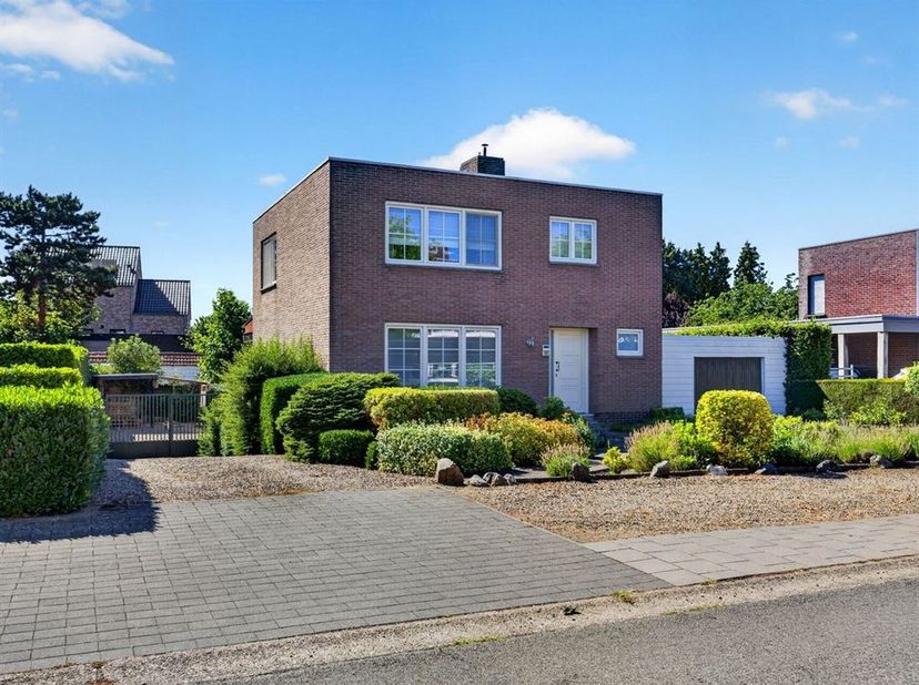 Goed onderhouden, vrijstaande woning met kelderverdieping en garage in een doodlopende straat, nabij het centrum<br />
<br />
Troeven<br />
- Geen