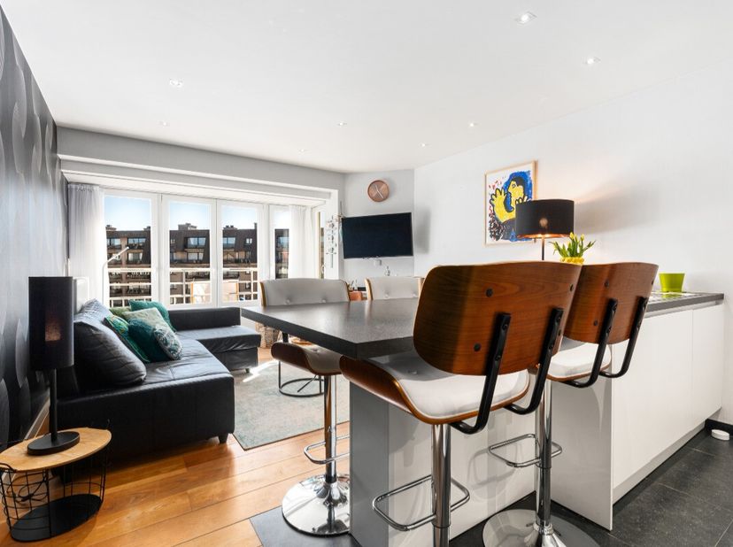 Te koop: gerenoveerd appartement in het centrum van Koksijde, op slechts 50 meter van de zeedijk en de duinen. Dit appartement, recent vernieuwd, comb