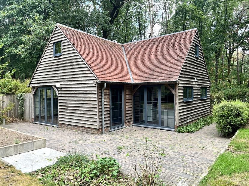 Deze gezellige woning is gelegen in een uitermate rustige en bosrijke omgeving gelegen in verblijfsrecreatie - permanent wonen toegelaten. Indeling: e