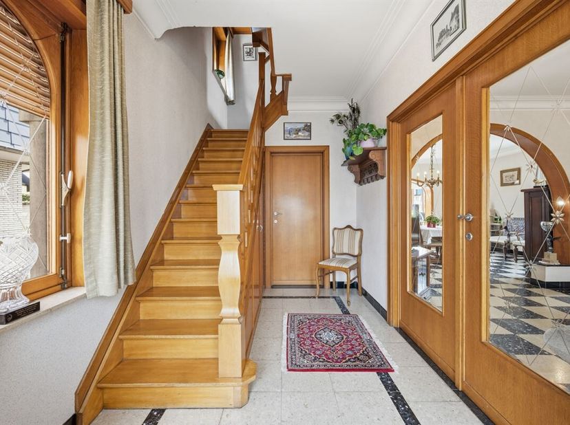 Met deze woning koopt u vooral vrijheid. De vrijheid om uw huis te vernieuwen op eigen tempo, terwijl u er woont. De omheinde tuin met tuinberging, is