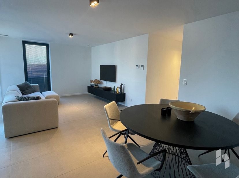 Mooi, modern appartement (76 m²) met lichtrijke woonkamer, één slaapkamer en terras in het centrum van Mol Rauw.<br />
Ondergronds is er een autostaan