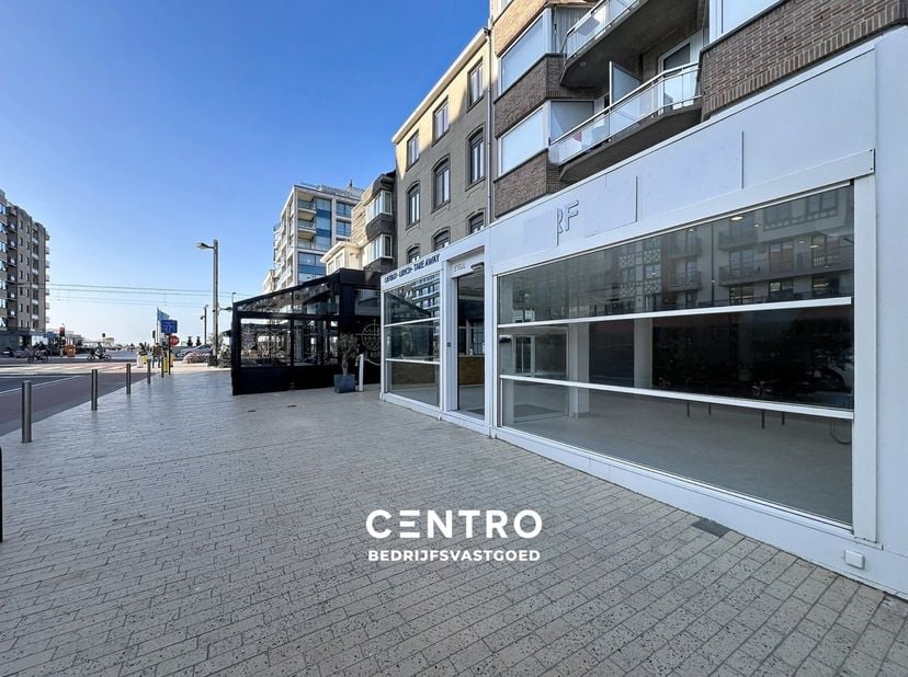 OPPERVLAKTEN:<br />
Constructie - bewoonbare oppervlakten<br />
Handelsgelijkvloers: ± 300 m²<br />
Uitbreidingsmogelijkheden: terras aan straatzijde<