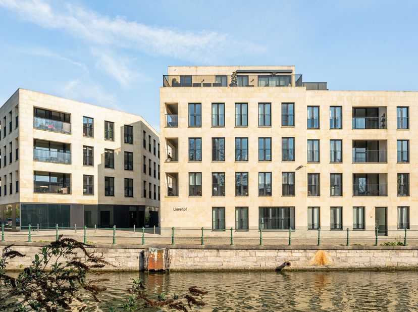 Dit prachtig appartement bevindt zich in een recent gebouw aan de Sint-Antoniuskaai 18 in Gent, op een toplocatie vlak bij het historische Patershol e