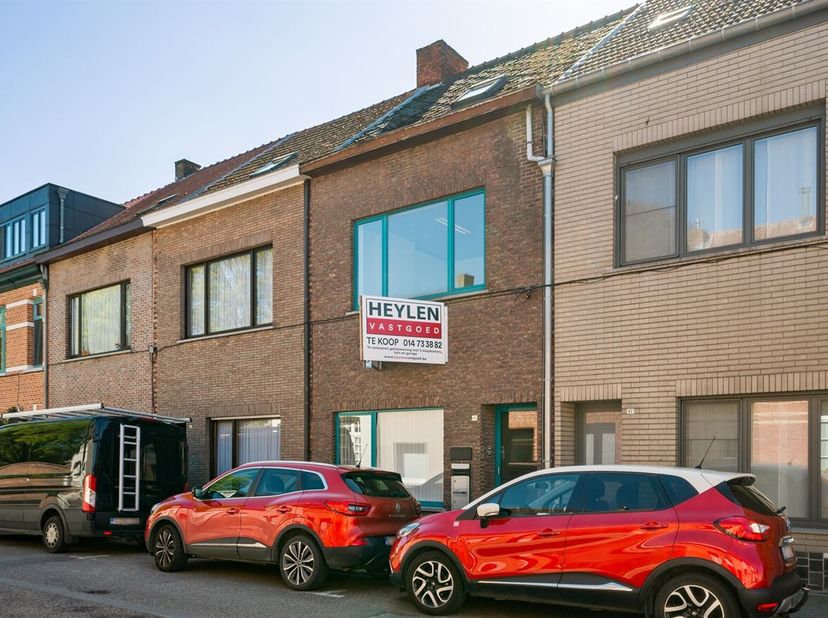 Te renoveren gezinswoning met 3 slaapkamers, tuin en garage<br />
Gelijkvloers<br />
Via de inkomhal betreedt u de woning. Op het gelijkvloers bevindt