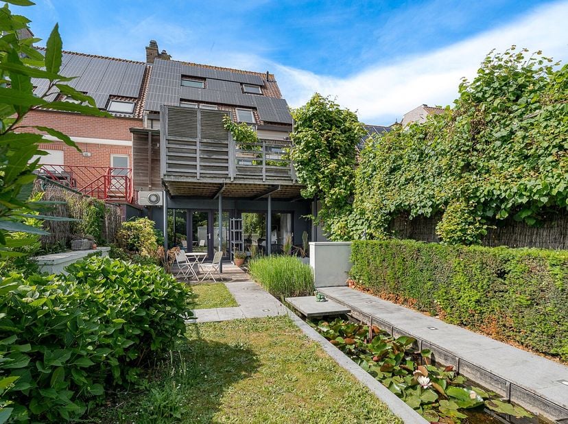 Verzorgde en stevige woning uitstekend gelegen in de Pannenstraat te Heist-aan-Zee, centraal en op wandelafstand van het station, het strand en alle w