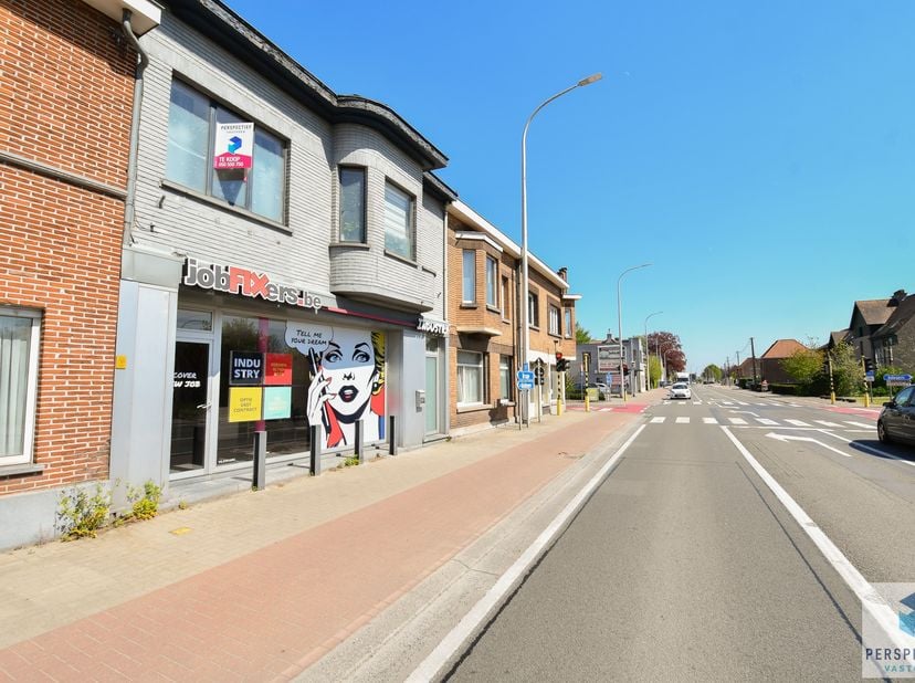 ADEGEM - RICHTPRIJS -&amp;nbsp;Centraal gelegen in Adegem bevindt zich dit ruim en polyvalent handelspand met woonst, bestaande uit een handelsgelijkvloer
