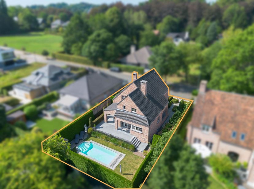 Welkom in deze prachtige, modern uitgewerkte villa gelegen in het groene Grimbergen. Deze exclusieve woning biedt het perfecte evenwicht tussen comfor