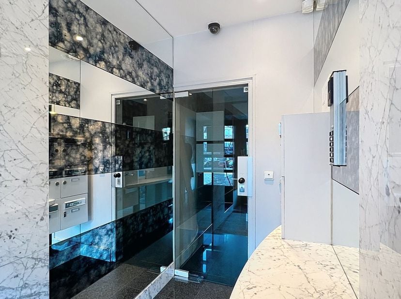 Gelegen op een toplocatie op de Grote Markt, biedt dit instapklaar doorloopappartement de perfecte combinatie van luxe en comfort.<br />
<br />
INDELI