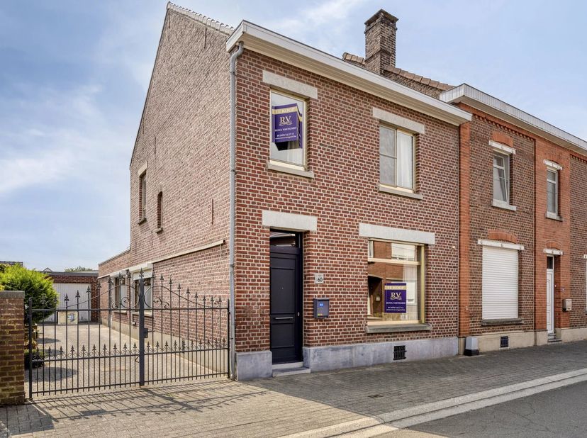 TE RENOVEREN HALFOPEN LICHTRIJKE WONING MET 3 SLPK'S IN BOLDER (RIEMST)<br />
Op zoek naar een woning die u volledig naar eigen smaak kan renoveren op
