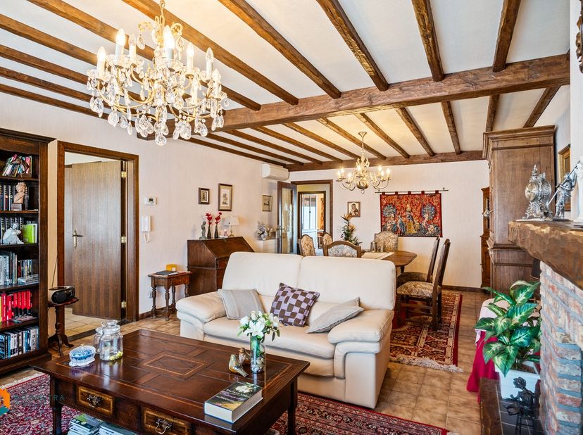 Op een uitstekende locatie in het centrum van Putte bevindt zich dit ruim 3 slaapkamer appartement met garagebox. Het appartement bevindt zich in een
