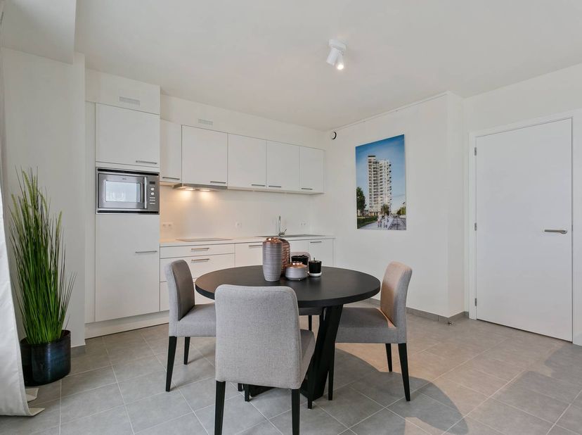 Het appartement gelegen in het recente gebouw (Ekla) op de 9 de verdieping is afgewerkt met hoogwaardige materialen, inclusief aluminium raamkozijnen,