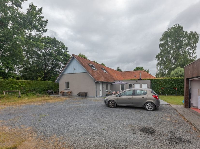 Deze eigendom is discreet gelegen in tweede lijn op een perceel van 694 m², wat garant staat voor rust en privacy !<br />
Toch bevindt u zich op een b