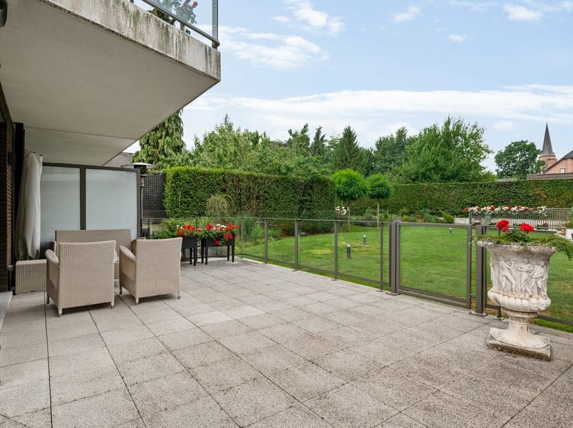 Instapklaar gelijkvloers appartement met terras, 2 slaapkamers met ensuite badkamers en bureau.<br />
<br />
Ontdek dit uitzonderlijk gelijkvloers app