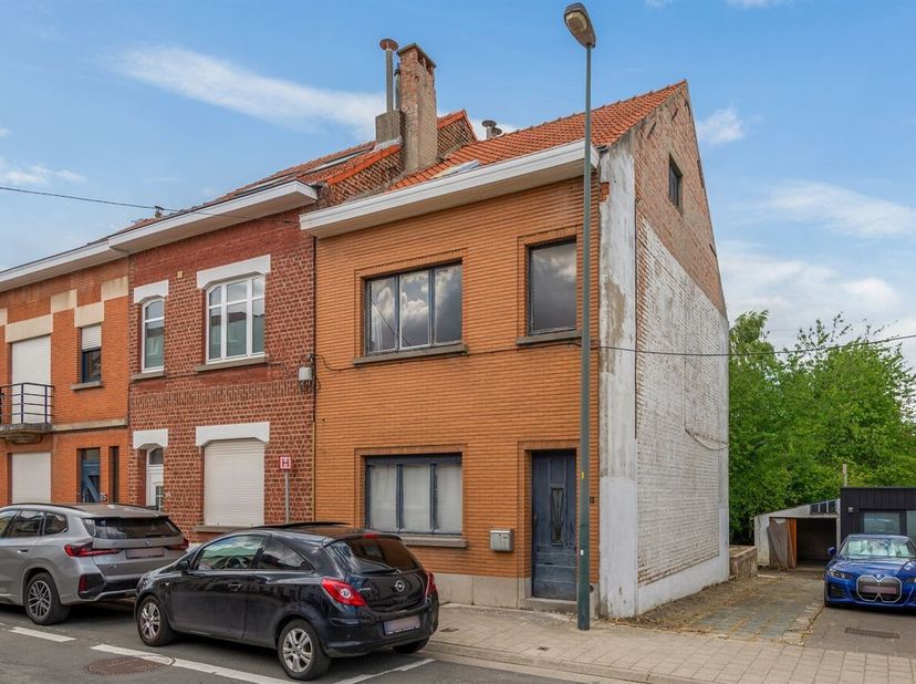 Ideaal gelegen renovatiewoning te koop in Tervuren<br />
Deze te renoveren driegevelwoning bevindt zich op een bijzonder gunstige locatie in Tervuren,