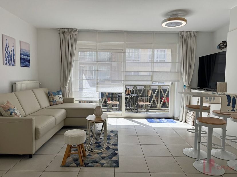 À la recherche d'un pied-à-terre élégant à la côte ou d'un investissement sans souci ? Découvrez ce magnifique studio avec coin nuit, entièrement meub