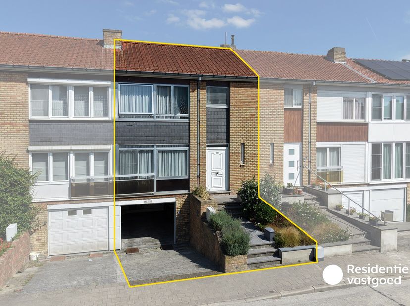 Deze verzorgde bel-étagewoning is rustig gelegen in Sint-Michiels, op korte afstand van winkels, scholen, openbaar vervoer en belangrijke invalswegen.