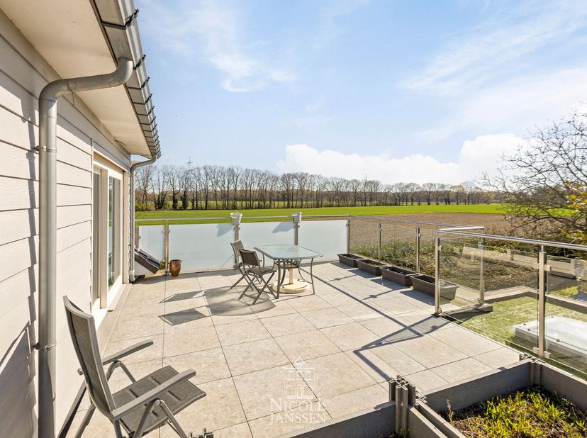 Deze verzorgde woning met hoogwaardige afwerking werd doorheen de jaren vernieuwd en is zeer goed onderhouden. Dankzij de doordachte indeling is ze ge