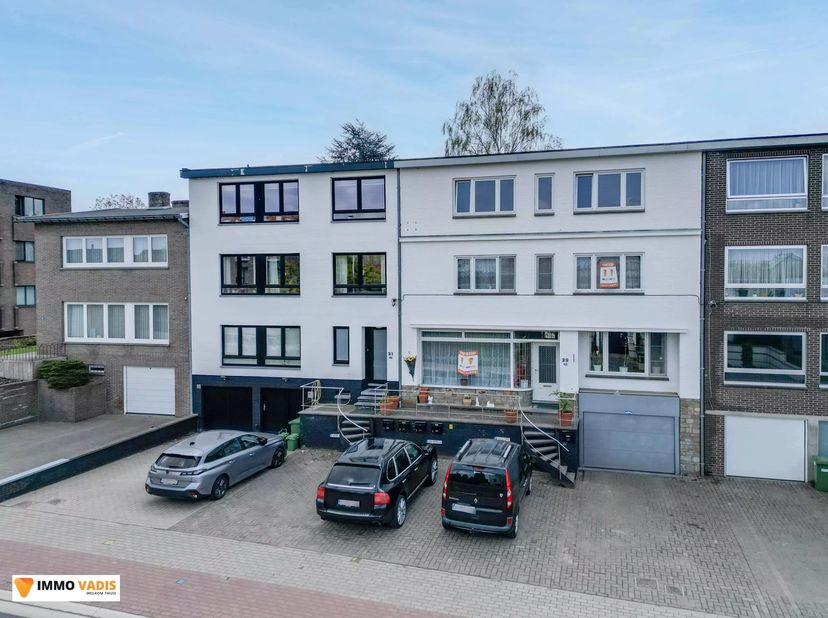 Het appartement is zeer goed onderhouden en werd recent voorzien van volledig nieuw buitenschilderwerk.<br />
Binnenin beschikt het appartement over v