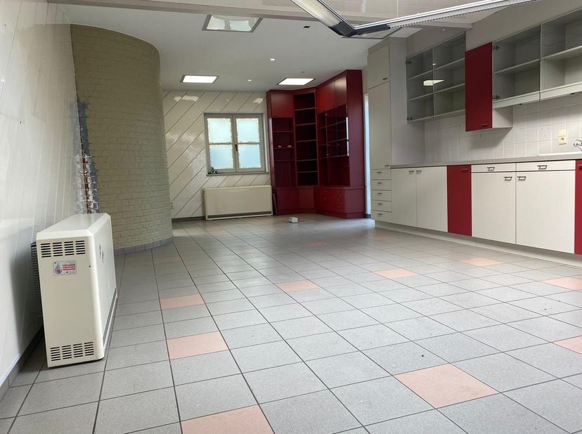 Deze handels/praktijkruimte is gelegen in Mol - Achterbos. Met een goede bereikbaarheid, goede zichtbaarheid en een vlotte verbinding naar de omliggen