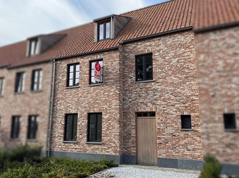 Kom deze woning ontdekken tijdens de opendeur donderdag 10/09 van 17u30 tot 18u30! <br />
<br />
Deze gesloten afgewerkte nieuwbouwwoning met 3 slaapk