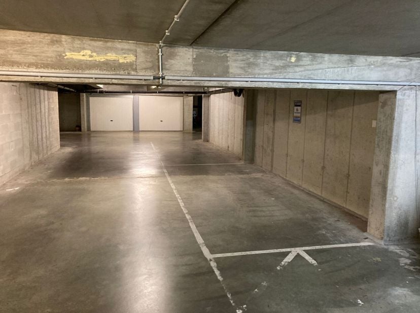 Ontdek deze unieke kans om eigenaar te worden van een ondergrondse parkeerplaats in het hart van Blankenberge! Gelegen op een strategische locatie, bi