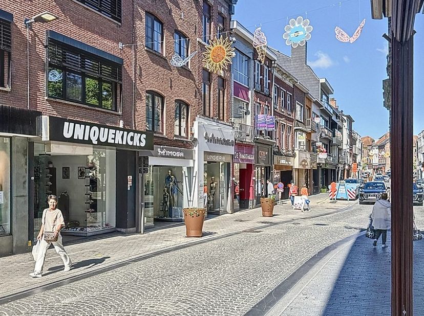 Bent u op zoek naar een handelspand waar wonen en ondernemen perfect gecombineerd kunnen worden? Ontdek dit veelzijdige pand in de Stapelstraat in Sin