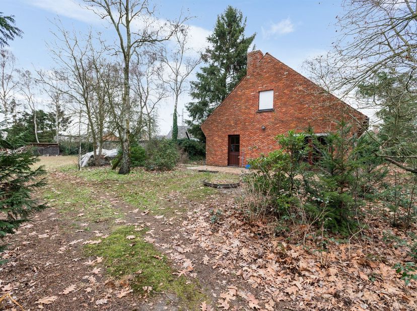 Nabij het centrum bieden wij u aan,  een bijgebouw volledig ingericht als woning op ca 2.833 m² grond. <br />
OFFICIEEL GEZIEN MAG U HIER NIET PERMAN
