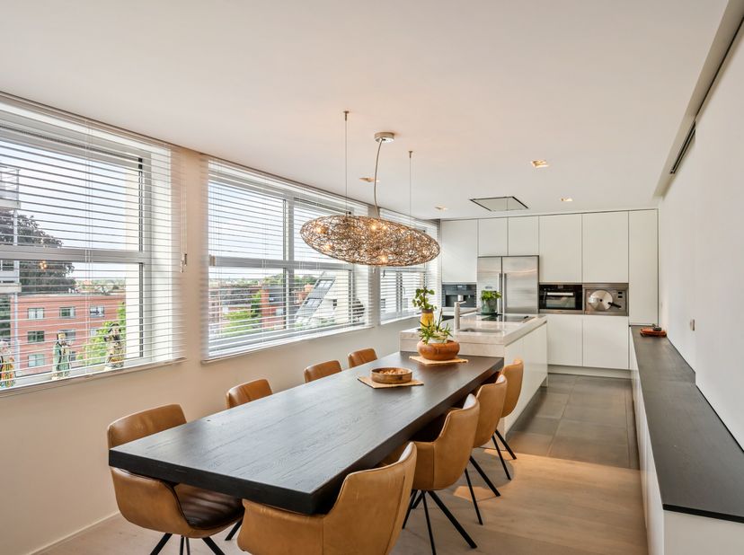 Prachtig afgewerkt loftappartement van 183 m² in het karaktervolle gebouw "Antoine C". Indrukwekkende raampartijen, hoge plafonds, zonnig terras (11m²