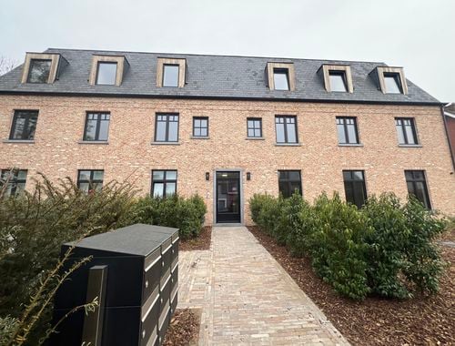                                         Gelijkvloers app. te huur in Oelegem, € 995
