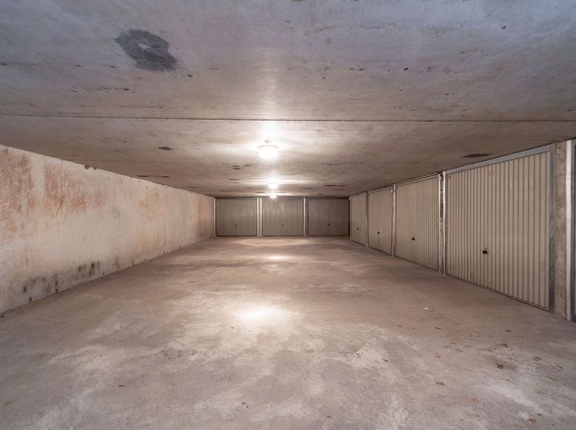 Garage souterrain au -2, à proximité du centre de Westende-Bad, avec accès via la Graaf Jansstraat. Le garage est bien situé et offre un stationnement