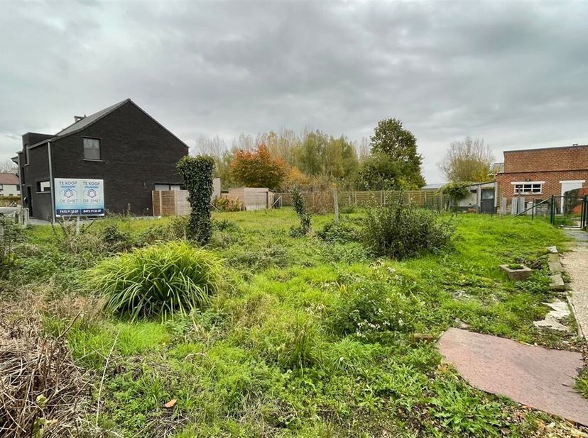 TERRAIN CONSTRUCTIBLE POUR IMMEUBLE OUVERT<br />
Ce terrain à bâtir est situé dans une rue calme, à proximité du centre de Moerbeke.<br />
Hauteur cor