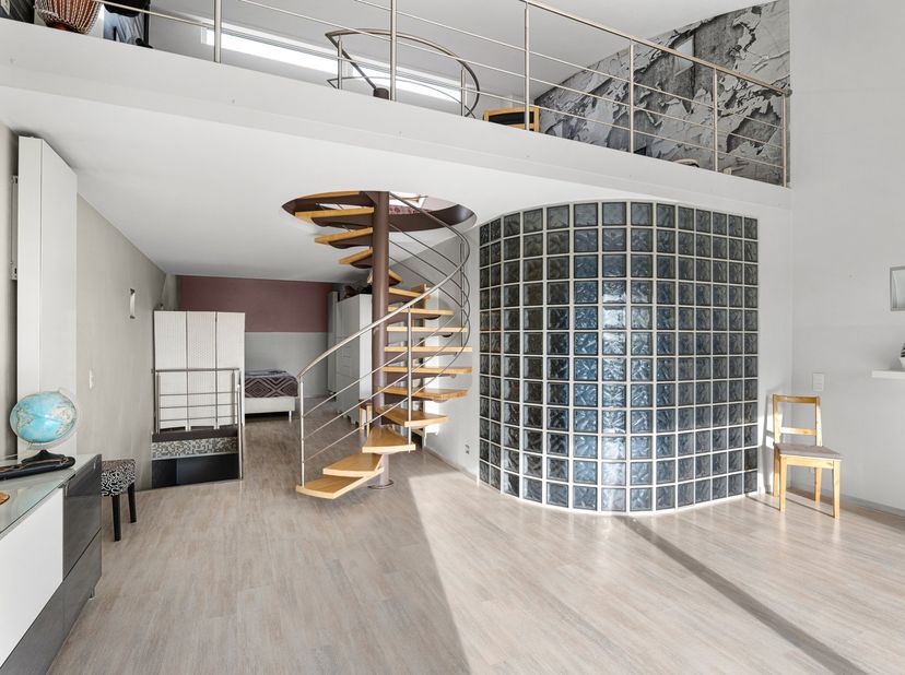Volledig gerenoveerde woning met unieke architectuur en open zicht in Zele<br />
<br />
Deze instapklare en doorheen de jaren grondig gerenoveerde won