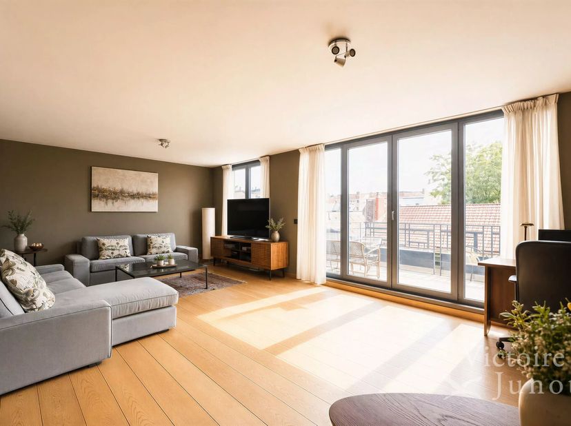 Victoire Junot biedt u, op een steenworp van het Stéphanieplein, in een rustige straat, dit prachtige omgekeerde duplex-penthouse aan met een oppervla