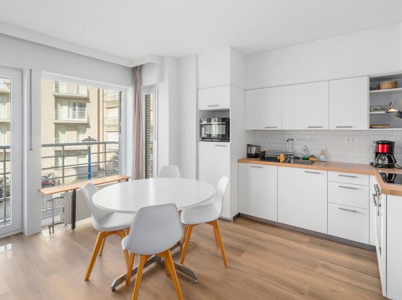 Te koop: verzorgd appartement in het centrum van Koksijde, op slechts enkele stappen van de zeedijk en de zee. Dit appartement bevindt zich in een toe