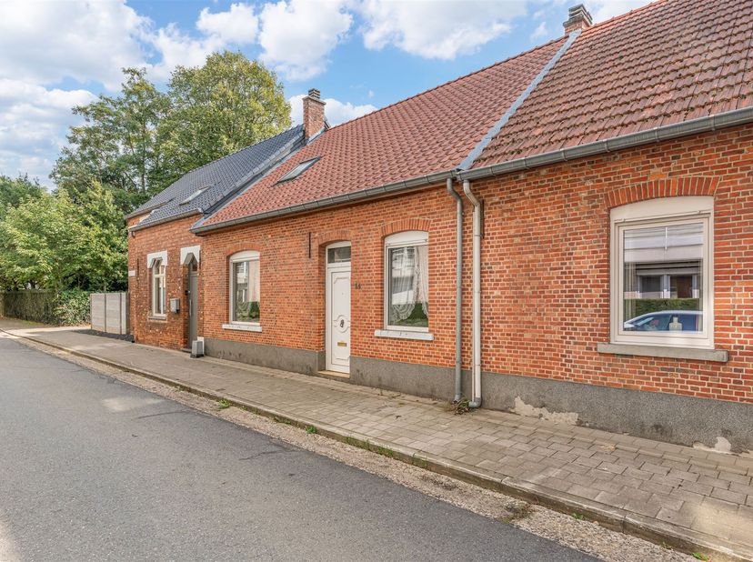Charmante te renoveren woning op rustige ligging<br />
Ligging: <br />
<br />
Deze woning bevindt zich op een rustige locatie, met winkels, onderwi
