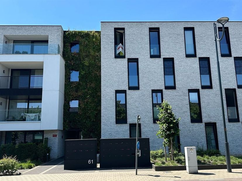 Appartement moderne de 2 chambres avec terrasse, place de parking et débarras à Oud-Turnhout<br />
Situation : <br />
Situé sur la Steenweg op Turnhou