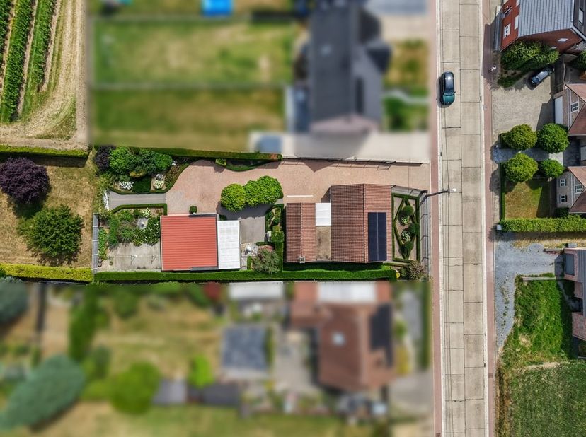 Omringd door velden en landbouwgronden vinden we langs de Verdaelstraat ter hoogte van nummer 15 deze charmante open bebouwing terug met tal van mogel