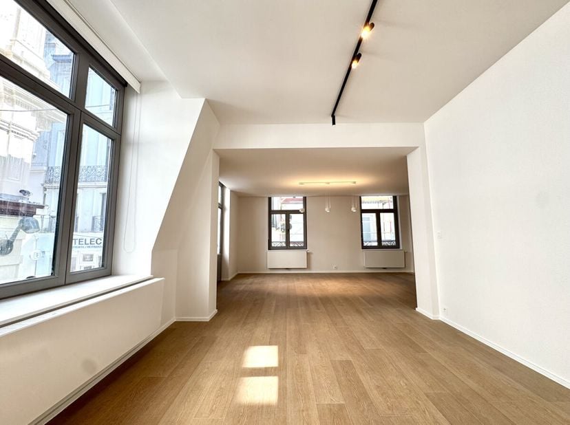 Op 10 minuten lopen van de Grote Markt, een appartement van 78 m² (volgens EPC) op de 1e verdieping met lift in een grondig gerenoveerd gebouw. Het ap