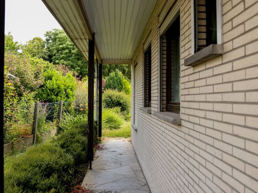 CHARMANTE BUNGALOW MET TUIN, GARAGE EN VEEL POTENTIEEL OP AANGENAME LIGGING<br />
Langs de Edingseweg in Geraardsbergen bevindt zich deze vrijstaande