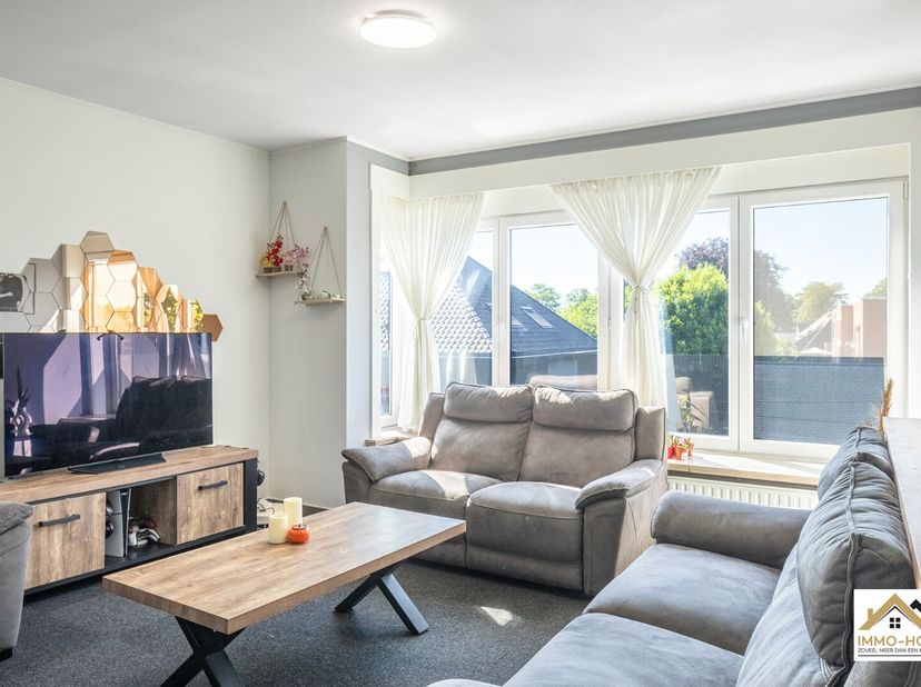Op de eerste verdieping van een verzorgd gebouw bevindt zich dit lichtrijke appartement met drie slaapkamers. De leefruimte geniet van een aangename n