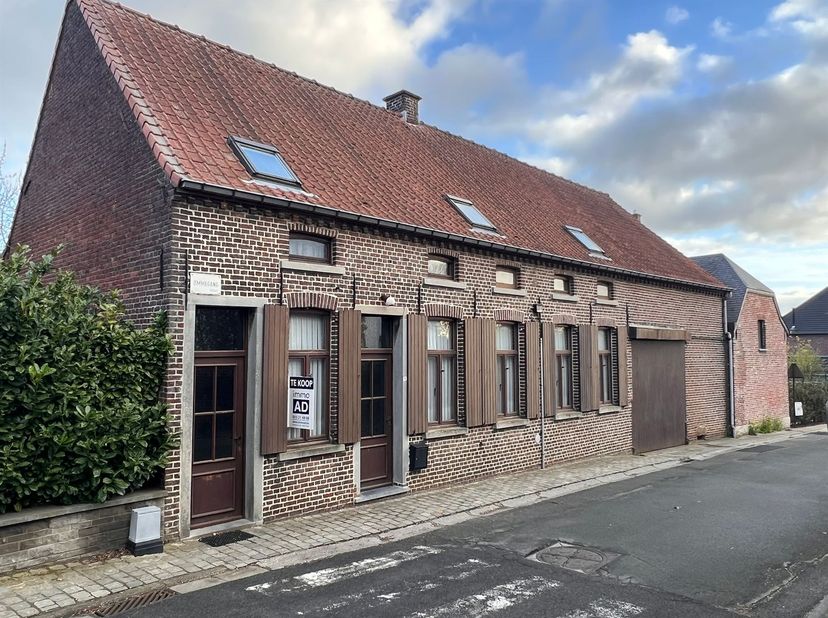 In de gezellige dorpskern van Sint-Kornelis-Horebeke vinden we dit voormalig dorpswinkeltje met woonst terug. Onder de kerktoren wonen met zicht op he