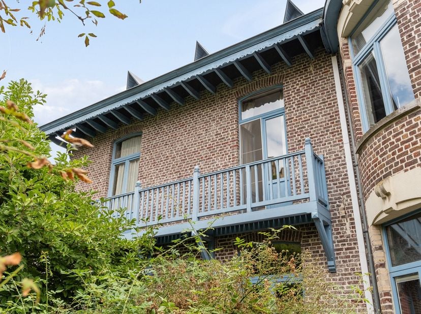 Bent u op zoek naar een karaktervolle woning met een eigen verhaal op een uitstekende ligging in Gent? Deze woning werd gebouwd in het begin van de tw