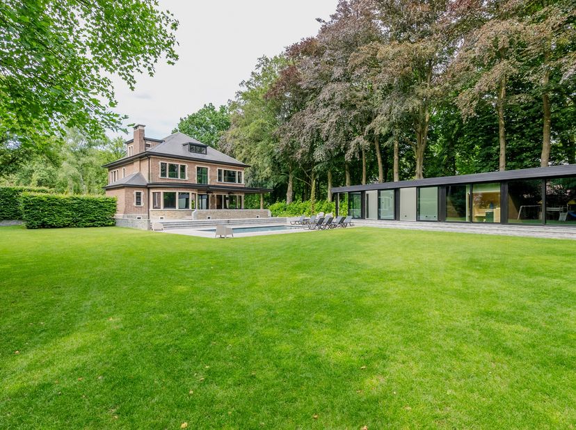 In het exclusieve Schotenhof bevindt zich deze statige, luxueus gerenoveerde villa op een prachtig perceel van ca. 4.162 m². De eigendom combineert de